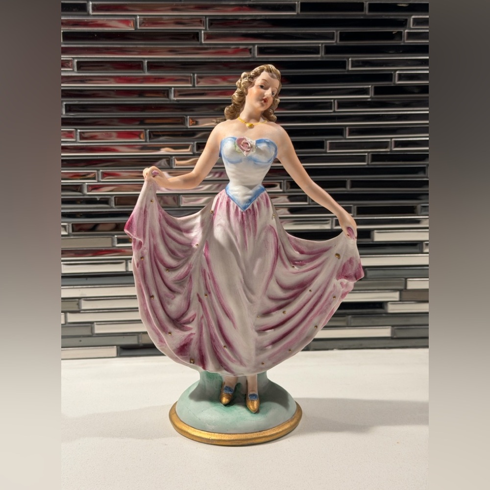 Vintage Porcelain Lady Figurine — 14 cm x 22 cm
